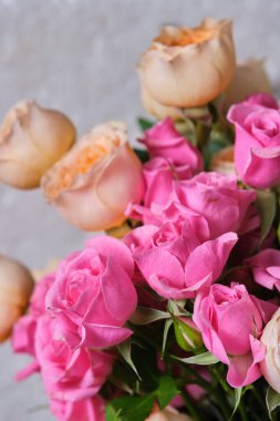 Açık arkaplanda pembe ve beyaz güller.