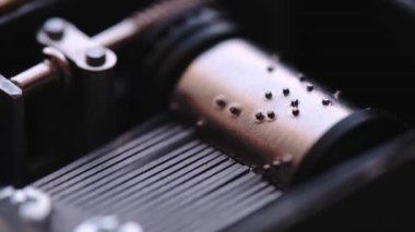 Müzik kutusunun dönen silindiri yakın planda. Müzik mekanizması.