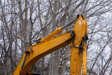 İnşaat alanında çalışan bir kazıcı. Ağır iş inşaat ekipmanları