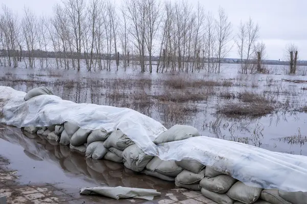 Sacchi Sabbia Che Proteggono Strada Dalle Inondazioni Lungo Fiume — Foto Stock