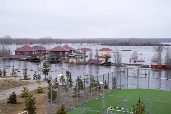 哈萨克斯坦科斯塔奈2024年4月洪水淹没了科斯塔奈的莫吉托娱乐中心 洪水2024 免版税图库图片