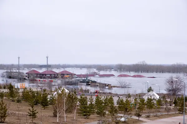 哈萨克斯坦科斯塔奈2024年4月洪水淹没了科斯塔奈的莫吉托娱乐中心 洪水2024 图库照片