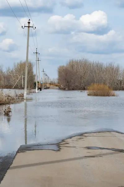 Voorjaarsvloed Rivier Stroming Van Rivier Overstroming Van Weg Met Water — Stockfoto