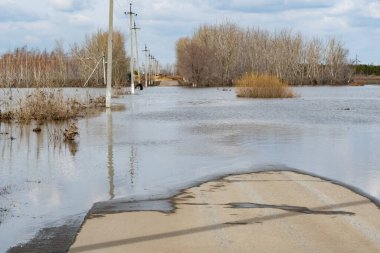 İlkbaharda kırsal kesimde su basmış yol. Doğal afet