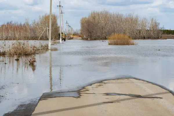 Overstroomde Weg Het Platteland Lente Natuurramp — Stockfoto