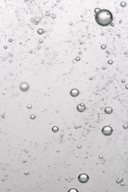 Beyaz arka planda suyun içindeki hava kabarcıkları. Makro