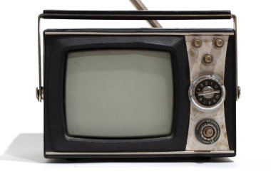 Beyaz arka planda izole edilmiş eski bir televizyon. Retro tarzı. Eski