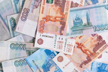 Çeşitli banknotların arka planı Rus rublesi, yukarıdan yakın plan görüntüsü