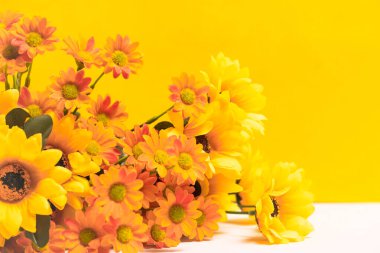 Sarı arka planda sarı buket çiçekler