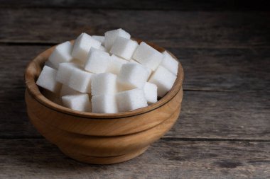 Rafine şeker küpleri ahşap kupada