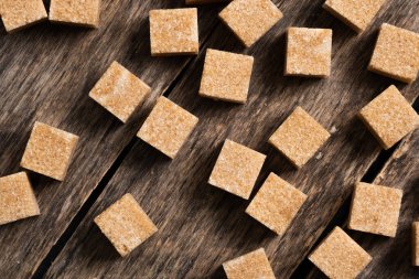 Ahşap zemin üzerinde rafine kamış şekeri küpleri