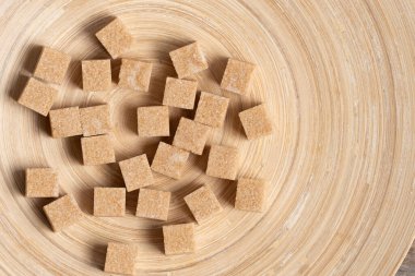 Ahşap zemin üzerinde rafine kamış şekeri küpleri