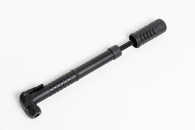 Motorsiklet pompası yakın plan beyaz arkaplan, yukarıdan görünüm