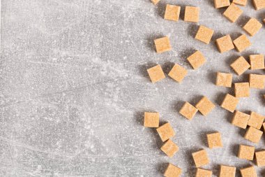 Yakın plan gri arkaplanda rafine edilmiş kamış şekeri küpleri