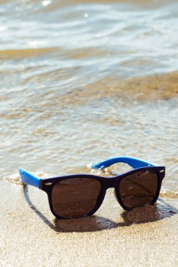 Sahilde güneş gözlüğü. Plaj tatili.