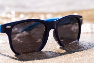 Sahilde güneş gözlüğü. Tatil kavramı
