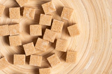 Ahşap zemin üzerinde rafine kamış şekeri küpleri