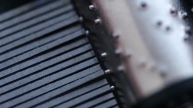 Müzik kutusunun dönen silindiri yakın planda. Müzik mekanizması.
