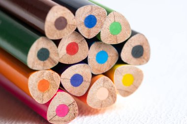 Beyaz arkaplandaki renkli kalemler