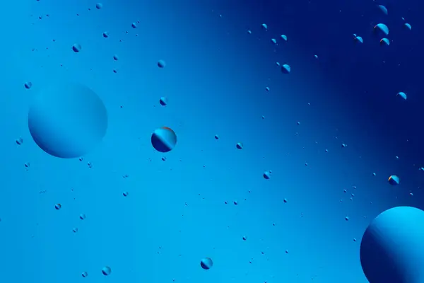 stock image Abstract visual with blue and purple bubbles on a dark blue background, creating a serene and tranquil artistic pattern