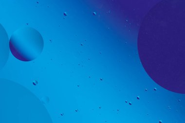 Mavi soyut şekiller ve kabarcıklar, su altında barışçıl ve sıvı bir sahne çağrıştıran pürüzsüz, akışkan bir desen oluştururlar.