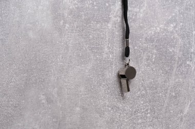 Gri arka planda hakem düdüğü. Kopyalama alanı olan üst görünüm