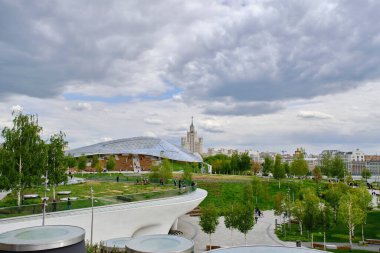 Moskova 08 Mayıs 2023.Zaryadye Parkı, Stalin 'in Moskova' daki gökdelenine karşı