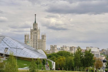 Moskova 08 Mayıs 2023.Zaryadye Parkı, Stalin 'in Moskova' daki gökdelenine karşı