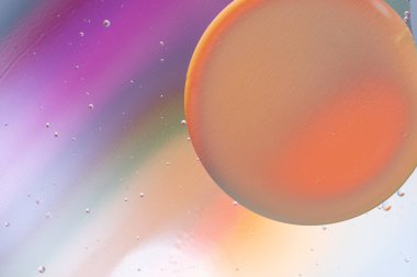 Suyun üzerinde yuvarlak ve pürüzsüz çok renkli kürelerle soyut arkaplan