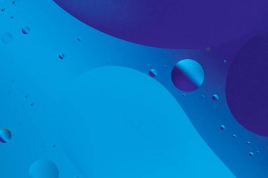 Soyut mavi şekiller ve kabarcıklar, sakin bir sualtı sahnesine ya da sıvı yüzeye benzeyen pürüzsüz, akıcı bir desen oluşturur.