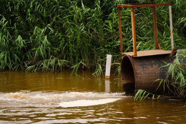 Fabrika drenaj borusundan akan nehir suyu kirliliği