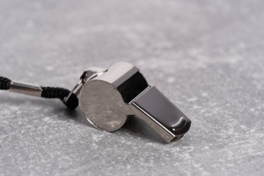 Metal bir yüzeyde Gümüş Düdük. Hakem Islığı