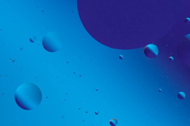 Mavi soyut şekiller ve kabarcıklar pürüzsüz, akışkan bir desen ile harmanlanırlar, dingin ve su altı hissini uyandırırlar.