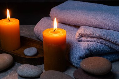 Mumlar, havlular ve çakıl taşları ile kaplıca hayatı