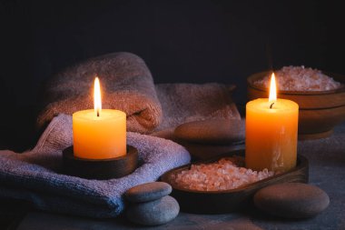 Mumlarla, deniz tuzu ve havlularla dolu bir spa.