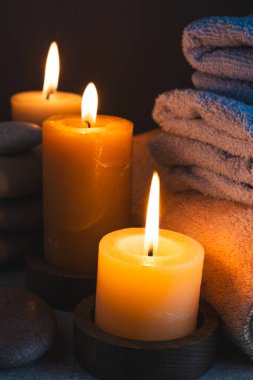 Mumlar, havlular ve zen taşlarıyla dolu bir spa.