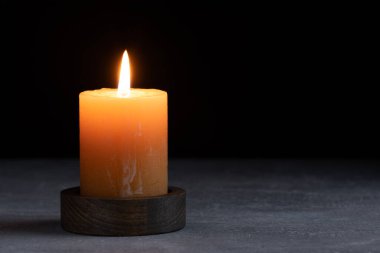 Karanlık arka planda yanan mum, yakın plan. Metin için boşluk