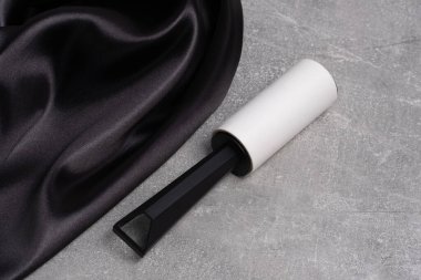 Gri arka planda giysileri temizlemek için paten. Kopyalama alanı olan üst görünüm