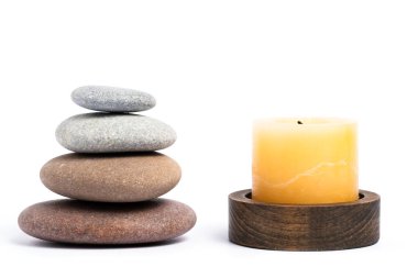 Beyaz arka planda izole edilmiş mumlu spa taşları. Zen kavramı