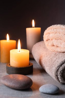 Mumlar, havlular ve çakıl taşları ile kaplıca hayatı