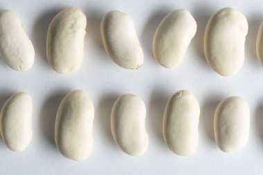 Beyaz arkaplanda beyaz fasulye, üst görünüm, yakın çekim