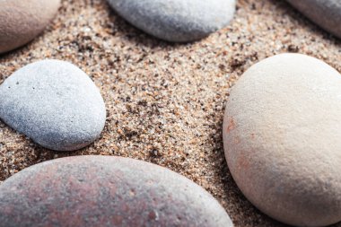 Zen taşları kum üzerinde, meditasyon konsepti, rahatlama ve meditasyon