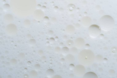 Beyaz arka planda yağ damlaları ve kopyalama alanı. Su kabarcıklarının makro fotoğrafçılığı