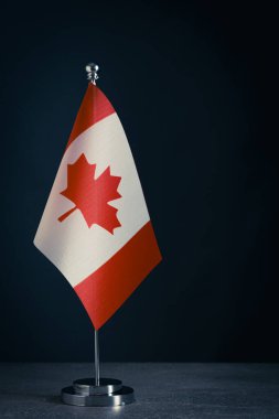 Masaüstü bayrağı koyu bir arkaplanda, Kanada kimliğini ve ulusal değerleri simgeliyor.