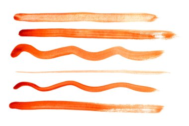 Beyaz zemin üzerinde çeşitli turuncu boya fırçası darbeleri koleksiyonu