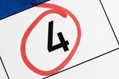 Takvimdeki dördüncü numara kırmızı işaretle işaretlenmiş.