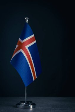 Masaüstü bayrağı İzlanda metal bayrak direği siyah arkaplan