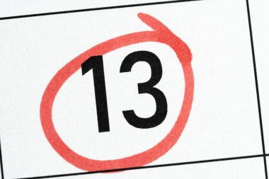 Takvimdeki on üçüncü numara kırmızı işaretle işaretlenmiş.