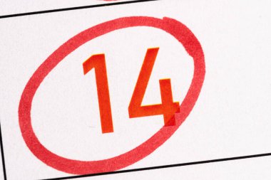 Takvimdeki ondördüncü numara kırmızı işaretle işaretlenmiş.