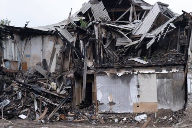 Yangından sonra bir apartmanın yıkıntıları